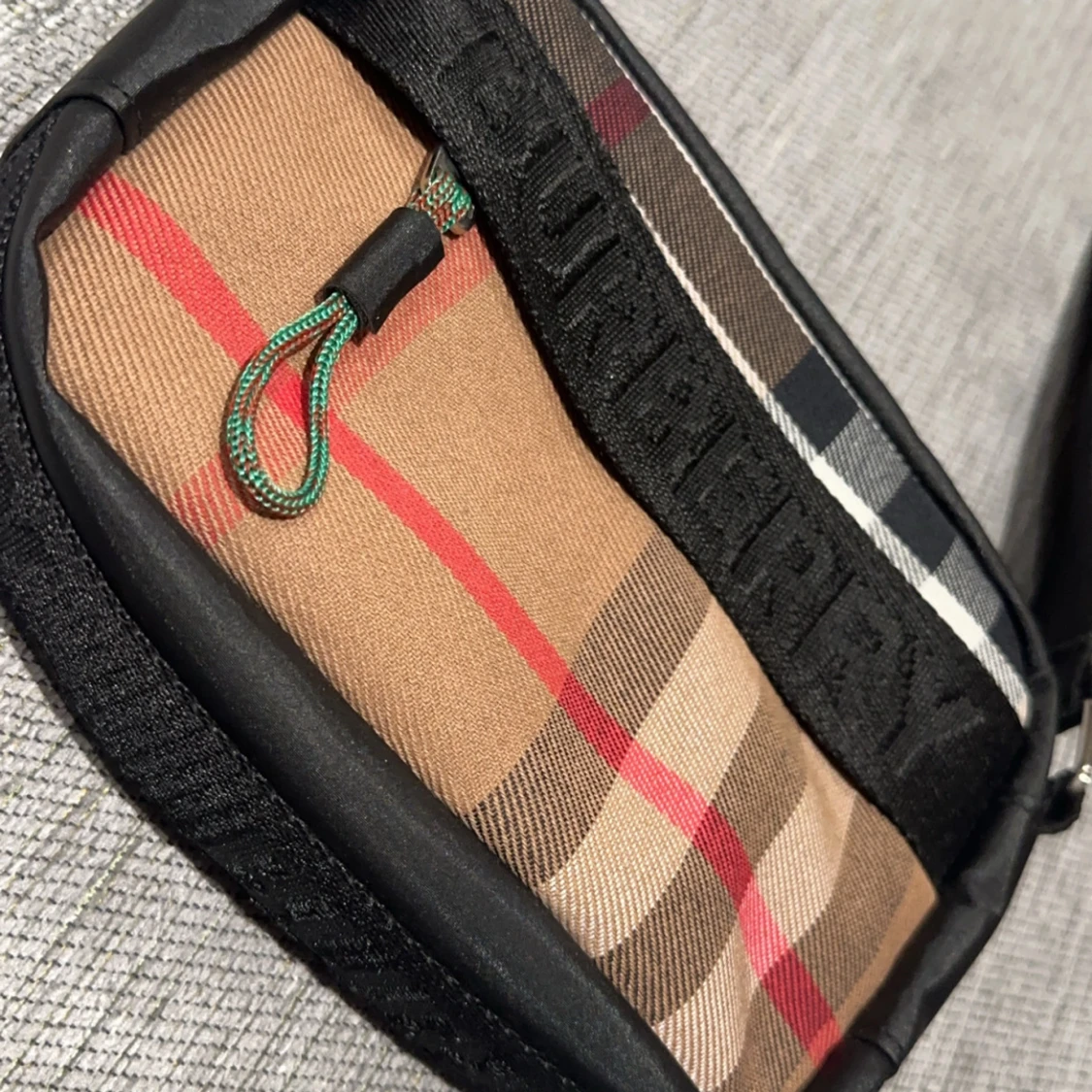 Rutig axelväska från Burberry - 90