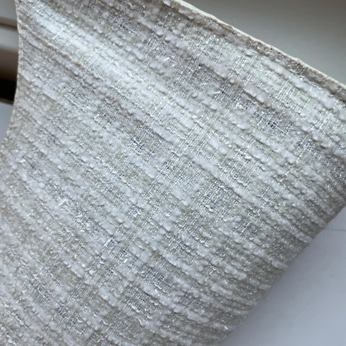 Vit axelväska med glittrig yta - 91