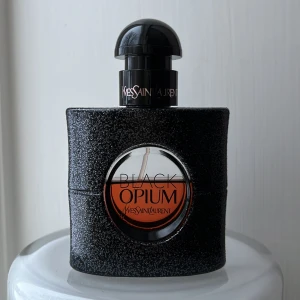 Yves Saint Laurent Black Opium Parfym - Säljer en elegant parfym från Yves Saint Laurent, Black Opium. Det är lite mer än hälften kvar, från början 30 ml. Perfekt för den som älskar en sensuell doft. Doftnoter finns på andra bilden! Vill bli av med den så där av priset🫶🏽