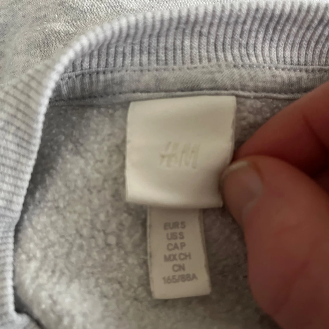 Grå barn sweatshirt från H&M med Barcelona-tryck - 91