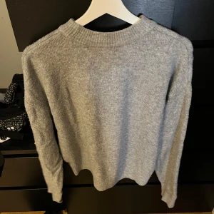 Stickad tröja  - Grå stickad tröja 