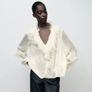 Blus från zara - Använd 1 gång, jättefint och transparent vit tyg🫶🏻