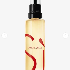 Giorgio Armani Sì Passione Eau de Parfum Intense - Hej jag säljer en parfym från Giorgio Armani som jag vunnit i en tävling. Säljes pga att jag ej tycker om doften. Sì Passione Intense kommer i en stilren röd flaska med svart lock. Doften är intensiv och passionerad, perfekt för den som vill göra ett starkt intryck.
