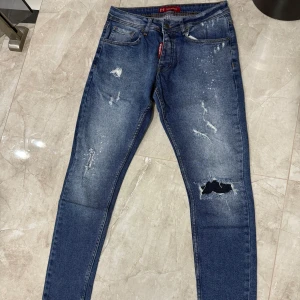 Dsquared2 - Snygga blå jeans med slitningar från dsquared2 . Har använt de ett bra tag så det är dags att sälja de. Vid minsta fundering kontakta oss✔️