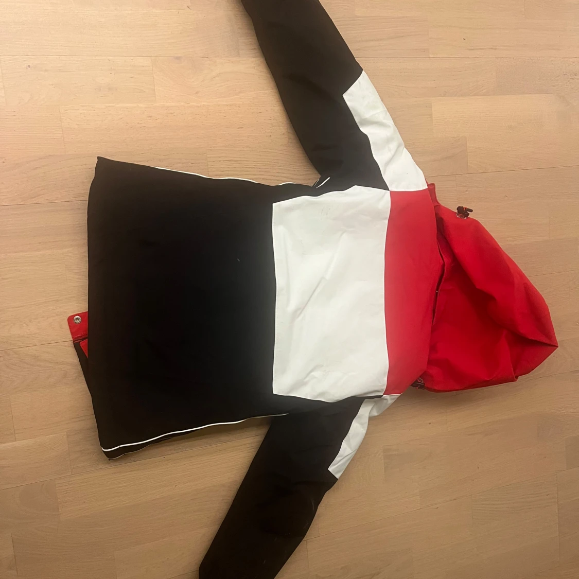 Svart, vit och röd skid jacka från 8848 Altitude, 140 cm  - 91