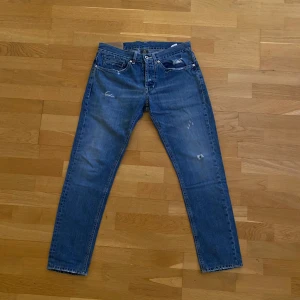 Dondup George storlek 32 - Dondup George skinny jeans med snygga slitningar. Storlek 32.                                                                   I gott använt skick