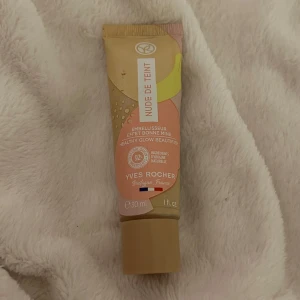 Nude de Teint från Yves Rocher - Nude de Teint från Yves Rocher är en lätt foundation som ger en naturlig lyster. Innehåller 30 ml och är berikad med naturliga ingredienser för en hälsosam glöd. Använt några gånger
