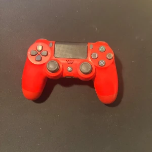 Ps4 kontroller  - Hej säljer en ps4 kontroller har alla knappar  men tror de är defekt men om den inte är de funkar den 
