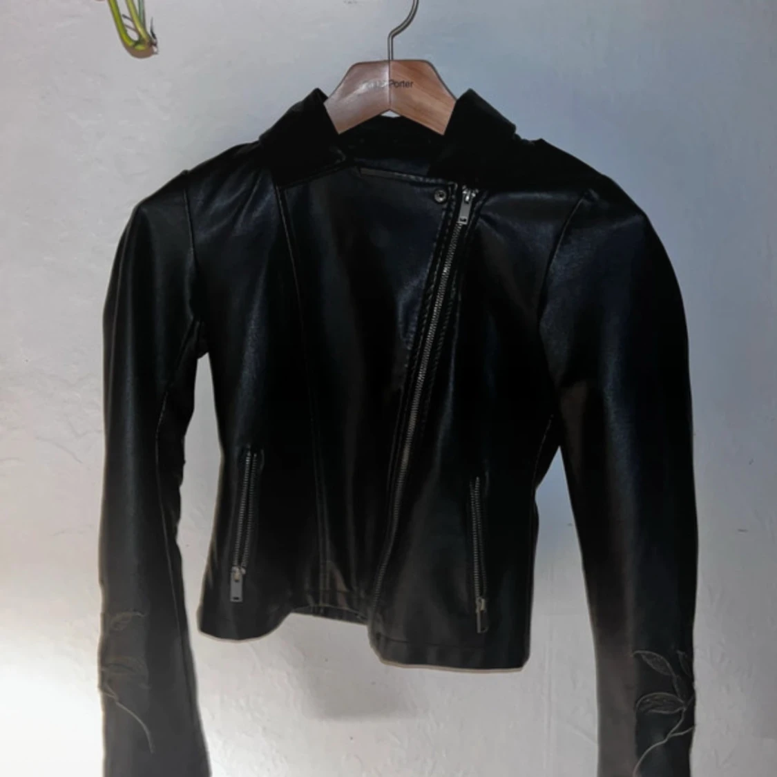 Svart skinnjacka med blommigt broderi