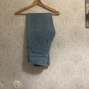 Ljusblå jeans w30 - Säljer ett par ljusblå jeans med klassisk design. De har en rak passform och är perfekta för en avslappnad stil. Jeansen har fickor både fram och bak.storlek w30 M