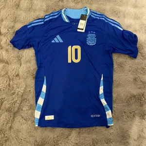 ARGENTINA, MESSI - 300kr, kika in profilen för fler feta fotbollströjor😉