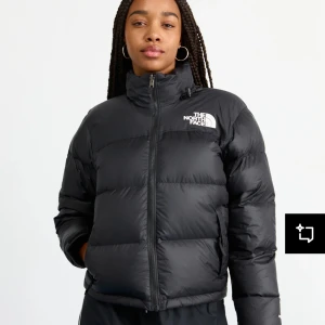 Svart pufferjacka från The North Face - Snygg och varm svart pufferjacka från The North Face med dragkedja och hög krage. Nypris: 3695kr. Har kvittot kvar på jackan.   Perfekt för kyliga dagar med sin vadderade design. Jackan har långa ärmar och logotypen syns både fram och bak.