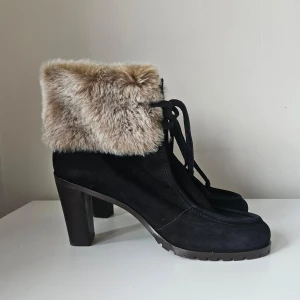 Filippa K ankelboots med klack  - Helt nya och oanvända Filippa K mocka ankelboots med hög klack. Storlek 40 Modellen är slutsåld i butik och tillverkas inte längre. 