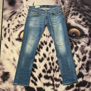 Blå Reaply Rocco jeans i bra skick - Säljer ett par snygga blå reaply Rocco jeans i mycket bra skick!. De har en klassisk straight fit. Jeansens tvätt är en klassisk tvätt och funkar till många olika stilar. Lite små slitningar vid fiköppningar men inget man märker av. Jeansen är i storlek W31 L32. Hör av er vid frågar 