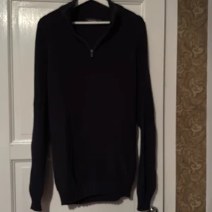 Svart half zip - Snygg svart långärmad tröja med dragkedja vid halsen. Perfekt för kyligare dagar och enkel att matcha med olika outfits.