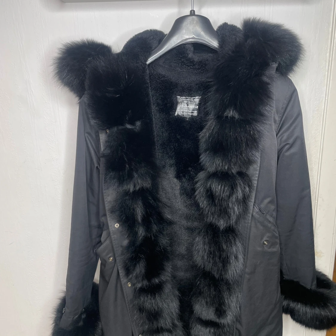 Svart parkajacka med pälsdetaljer