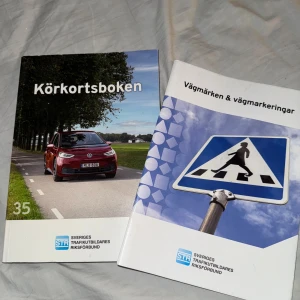 Körkortsbok till salu! - Jag säljer en körkortsbok med tillhörande vägmärkesbok! Användes till teoriplugg innan jag fick körkort:) Körkortsboken är den 35:e utgåvan (2022) och vägmärkesboken är 23:e utgåvan (2022). Hör gärna av er vid intresse och frågor! Pris går alltid att diskutera😊