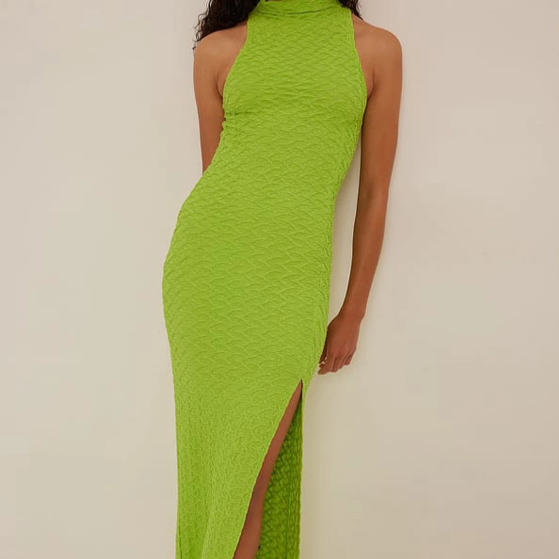 Grön långklänning med slits L oanvänd  - 91