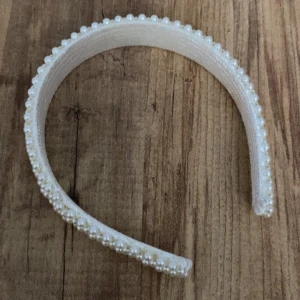 Vitt diadem med pärlor - Elegant vitt diadem dekorerat med små pärlor. Perfekt för att ge en stilfull touch till din outfit.