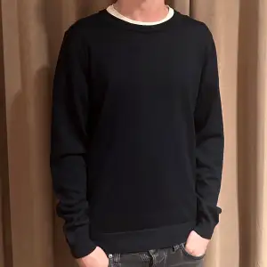 Tja, säljer denna stickade crewneck tröja i svart färg med en blandning av 50% ull och 50% akryl. Tröjan är bara testad. 9,9/10 skick. Storlek M. Modellen är ca 183cm. Hör av dig vid funderingar.
