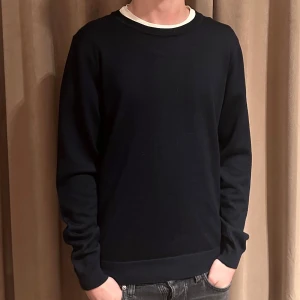 Stickad crewneck - Tja, säljer denna stickade crewneck tröja i svart färg med en blandning av 50% ull och 50% akryl. Tröjan är bara testad. 9,9/10 skick. Storlek M. Modellen är ca 183cm. Hör av dig vid funderingar.