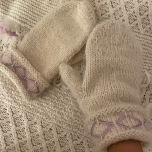 Handstickade Lovikka vantar i 100% Svenskt Ull - Handstickade Lovikka vantar🥰 Garnet är äkta Lovikka och 100% Svensk Ull.  Vantarna på bilden motsvarar en herr storlek. 🧤Lägg en beställning på Lovikka Vantar i valfri färg samt storlek, det tar ca en till två veckor för mig att sticka ett par sedan skickar jag de så fort jag är klar🤗 Priser: Herr- 350kr  Dam-300kr  Barn 150kr ❤️❄️