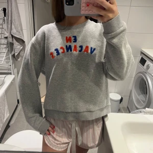 Grå sweatshirt  - Säljer denna jättefina gråa sweatshirten🥰🥰