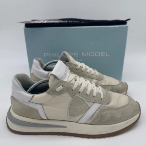 PHILIPPE MODEL TRAINERS - - Philippemodel Trainers - Skick: 9/10 - Tillbehör: Enbart skorna - Storlek 42, sitter mer som 43 - Nypris ca 3700kr // Deluxecloset