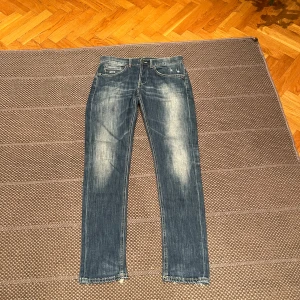 Dondup jeans herr - Tjena, säljer ett par jättesnygga Dondup jeans med modellen George. De är i perfekt skick med snygga slitningar på fickorna. 