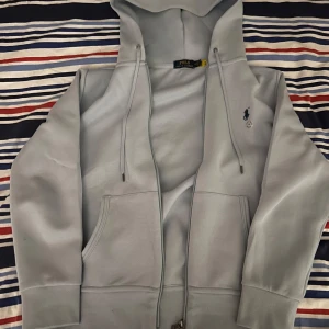 Blå Polo Ralph Lauren zip hoodie - Denna Polo Ralph Lauren kofta säljs eftersom att jag i princip aldrig använder eller använt den. Den är helt ny köpt och vid intresse eller frågor så är de bara att skriva.