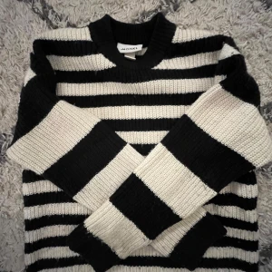 Randig stickad tröja - Säljer en super fin svartvit randig stickad tröja från Monki. Skriv för fler bilder!💕