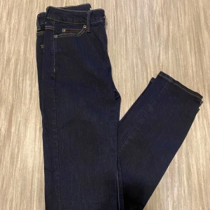 Mörkblå jeans från Saint Tropez - Snygga mörkblå jeans från Saint Tropez med klassisk femficksdesign och kontrasterande sömmar. Perfekta för en stilren look.