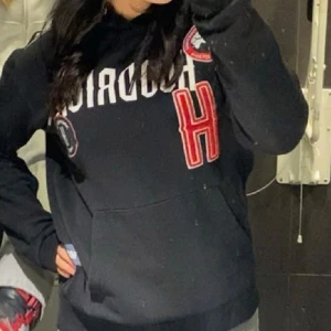 Hoodie - En hoodrich hoodie med en ficka på ena ärmen, den är använd fåtal gånger och vid snabb affär kan pris diskuteras. Nypris 900kr