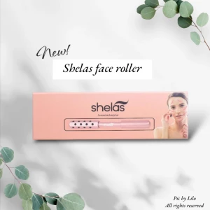 Ny! Ljusrosa ansiktsroller från Shelas - Ny! Shelas Germanium Beauty Roller är en ljusrosa ansiktsroller med turmalinbelagda stenar för ansiktsmassage. Den sexkantiga designen stimulerar blodcirkulationen och förbättrar hudtonen. Perfekt för att ge huden en pigg lyster och minska svullnad. Passar de flesta hudtyper. Nypris över 200:-