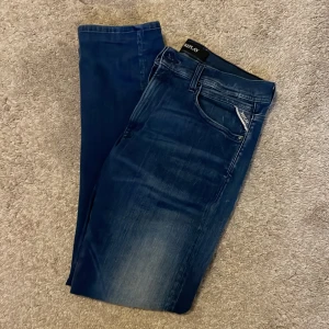 Mörkblå jeans från Replay W31 L32 - Snygga mörkblå jeans från Replay i modellen Grover. De har en straight passform men sitter som slim och klassisk femficksdesign. Perfekta för en stilren look med knapp och dragkedja framtill. Är öppen till byten. Vill helst träffas (Stockholm). Priset är inte hugget u sten.