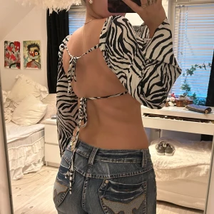 Zebra topp - Super snygg topp med så fin rygg! Endast använd 1 gång ❤️