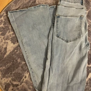 Ljusblå jeans - Säljer ett par ljusblåa bootcut jeans från lager 157 i strl L som är midwaist 💗