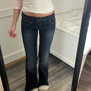 Lågmidjade utsvängda jeans - Skiit snygga jeans som är helt vintage, ingen koll på märket! Passar mig i längden som är 166 men kom privat för frågor eller mått!❤️