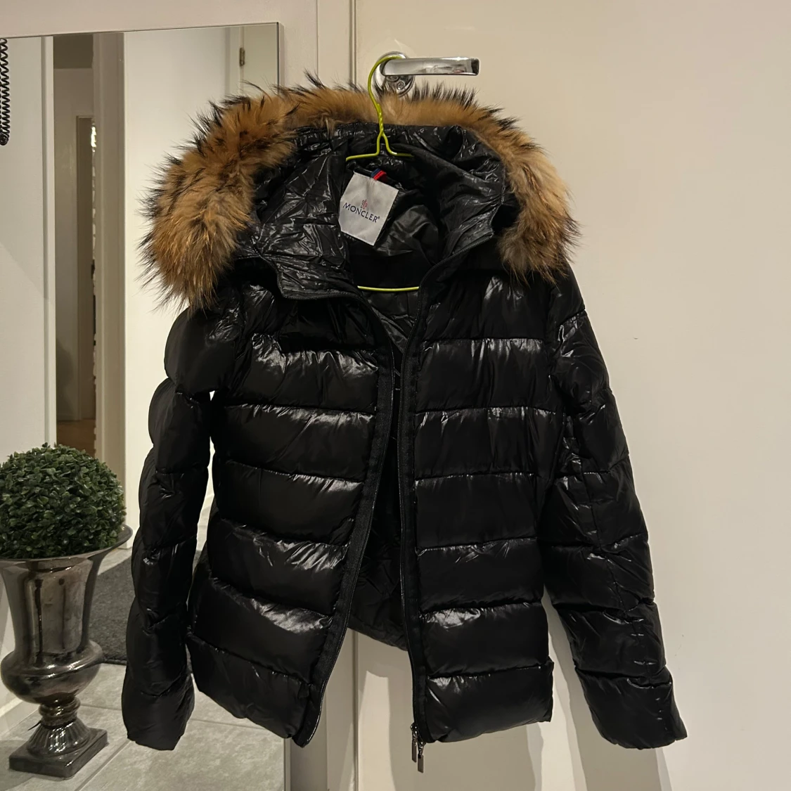 Svart dunjacka med pälsdetalj från Moncler - 91