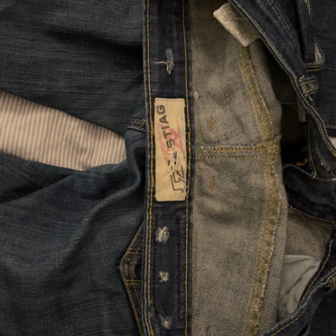 Jätte fina mörkblåa jeans med ett hål💕 - 93