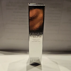 HELT NY! CAIA Front Row Luminous Glow Concealer - Front Row Luminous Glow Concealer från CAIA med hyaluronsyra. Förpackningen är elegant och reflekterande i silver. Perfekt för att ge huden en strålande och jämn finish. Oöppnad helt ny 