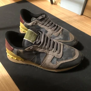 Valentino Rockrunner sneakers - Snygga Valentino Rockrunners tyvärr har jag inte kvar lådan och orginal sulorna har jag tyvärr tappat bort då jag ha ilägg i skorna