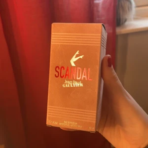Scandal Eau de Parfum från Jean Paul Gaultier - Fick den i julklapp och är inte helt såld av lukten. Pris kan diskuteras. Den är äkta. 