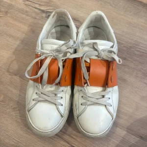 Orangea Valentino Open - Säljer dessa unika valentinos då dom inte kommer till användning!! I bra skick men lite av sömmarna har gått upp vid tån på ena skon (se bild 3)💞💞Dustbag, valentinokort och box medföljer!