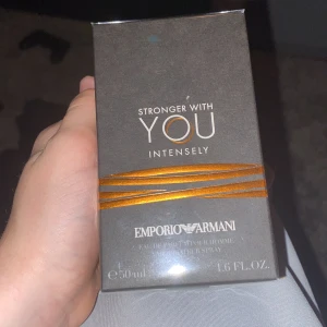 Stronger With You Intensely från Emporio Armani - Säljer en 50 ml flaska av parfymen Stronger With You Intensely från Emporio. Perfekt för den som vill ha en intensiv och kraftfull, kryddig doft. Den är helt ny och oöppnad 50/50 ml kvar. Vid frågor hör av er