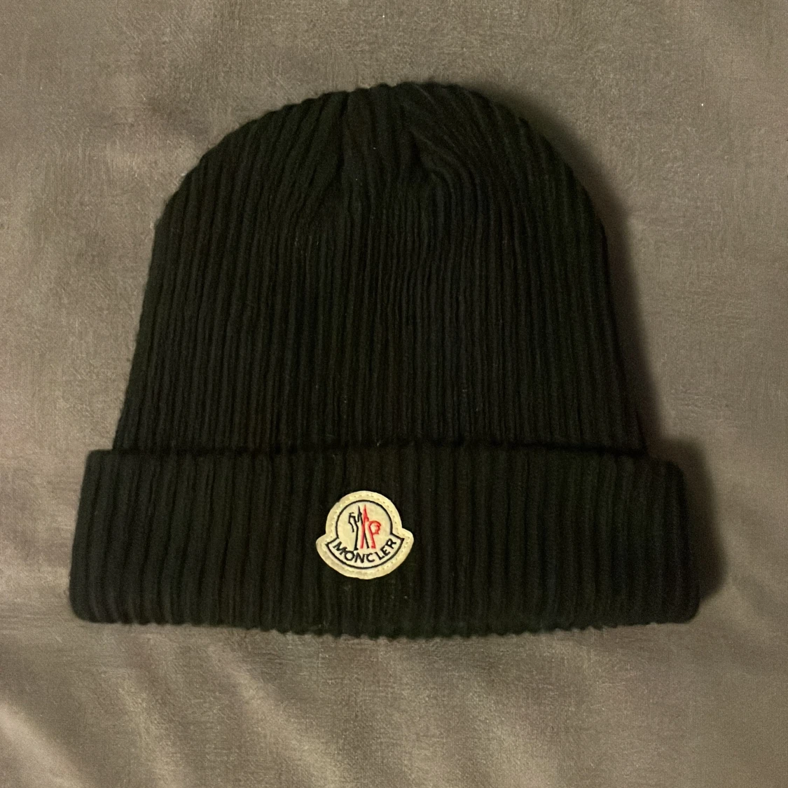 Svart mössa från Moncler