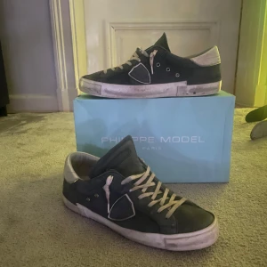 Philippe Model sneakers - Snygga Philippe Model sneakers. Skorna har klassisk snörning och en bekväm passform. Endast box medföljer dom är inte i det bästa skicket men de mesta mockan som är mer skadad går att liva upp med mocka borste. Priset är såklart diskuterbart vid snabb affär. Vill helst bli av med dom.