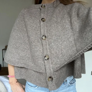 Beige poncho tröja  - Beige poncho tröja från Zara endast använd typ 2/3 gånger  
