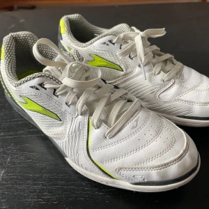 Vita Inneskor från Joma - Har knappt använda och är nästan helt nya. De går även att spela sporter inomhus med skorna. Storlek 40.