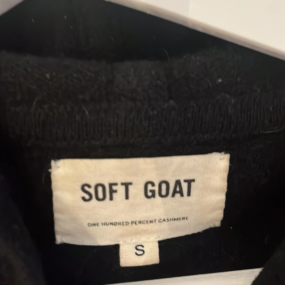 Svart kashmir hoodie från Soft Goat - 2